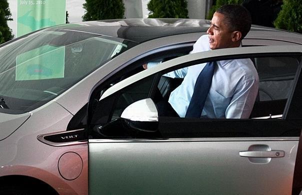 Präsident Barack Obama mit dem Elektrofahrzeug Chevrolet Volt